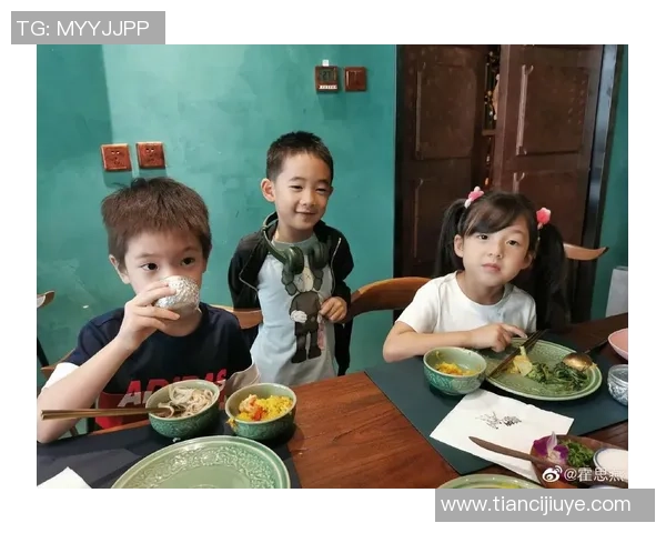 小萌娃与足球明星亲密互动瞬间引发全场欢笑与感动 小萌娃与足球明星亲密互动瞬间引发全场欢笑与感动