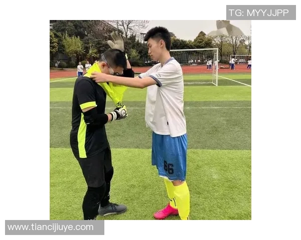 成都足球队在邀请赛中的个人能力展现与战术配合分析