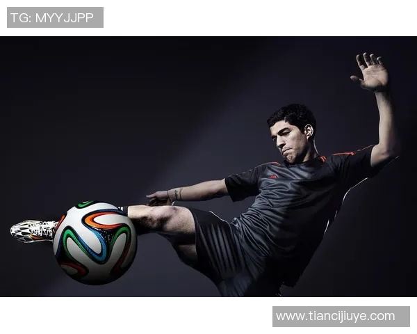 足球明星身穿黑色球衣展现魅力与力量的完美结合